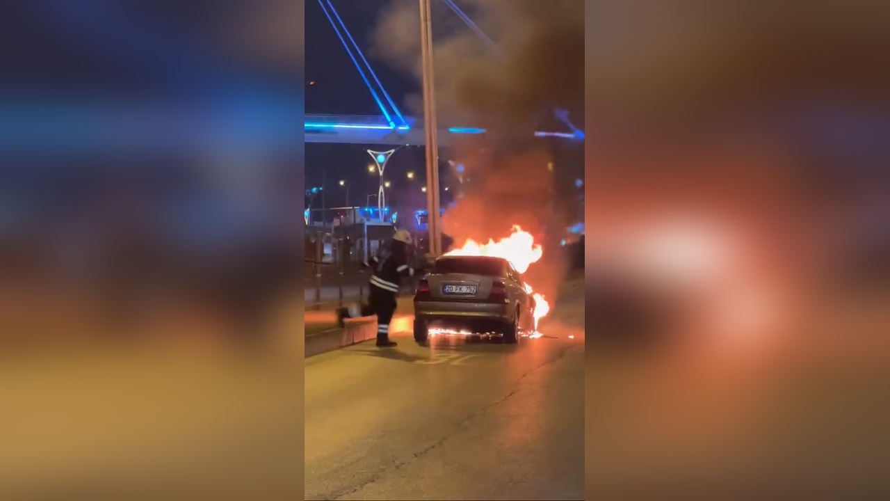 Kocaeli'de Seyir Halindeki Araçta Yangın Çıktı