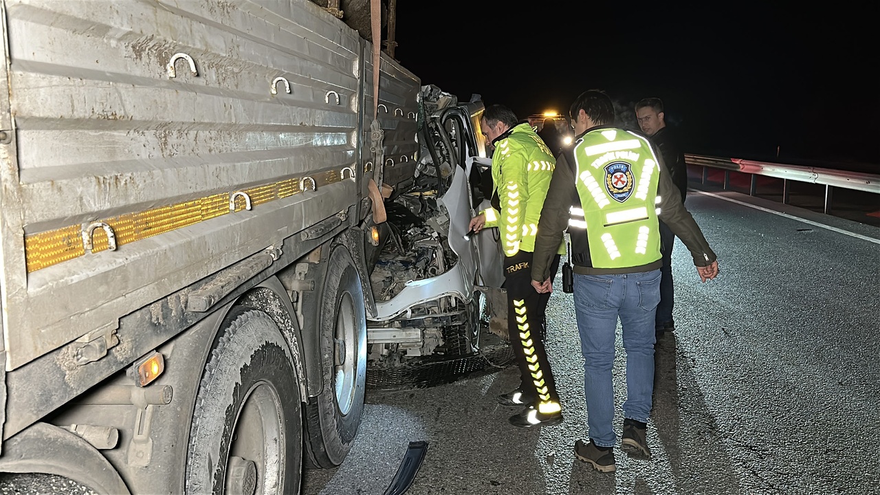 Kamyonet TIR'a Çarptı: Bir Kişi Hayatını Kaybetti, Bir Kişi Yaralandı
