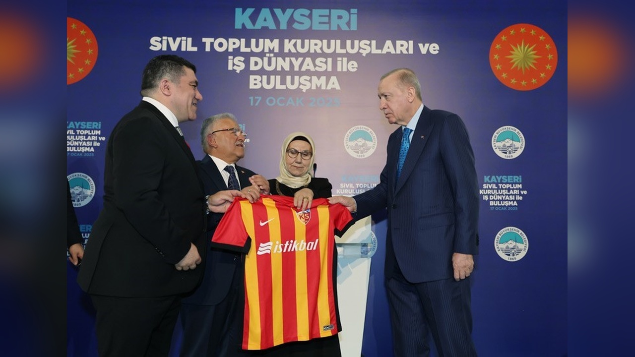 Cumhurbaşkanı Erdoğan'a Kayserispor Forması Takdim Edildi