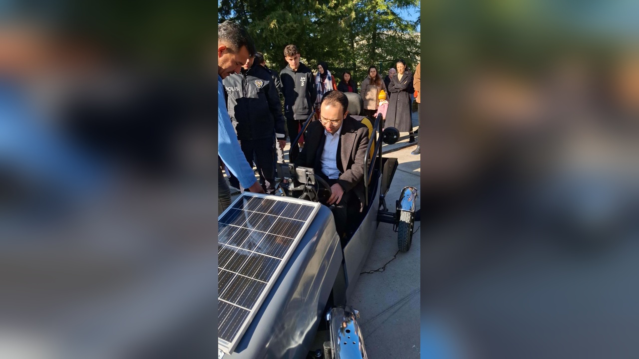 Güneş Enerjisiyle Çalışan Araç Liselilerin İmzasını Taşıyor