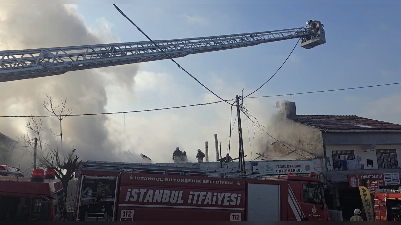Ümraniye'de İki Katlı Binada Çatı Yangını