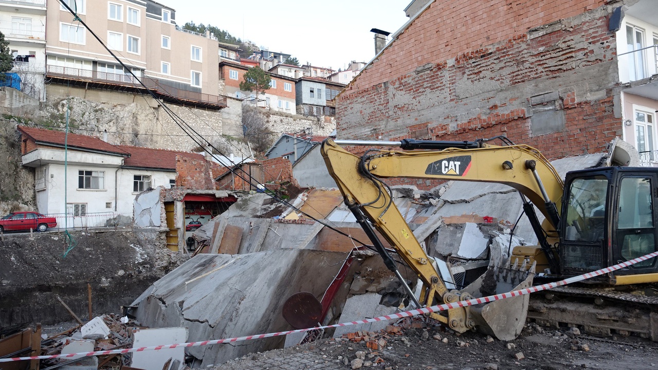 İnşaat Alanında Çökme: İki Katlı Bina Yıkıldı