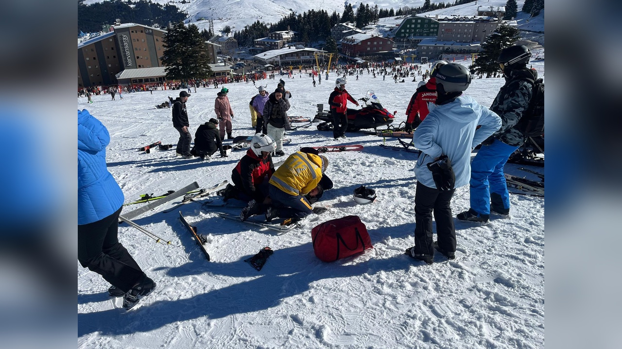 Uludağ'da Kayak Çarpışması: İki Kayakçı Yaralandı