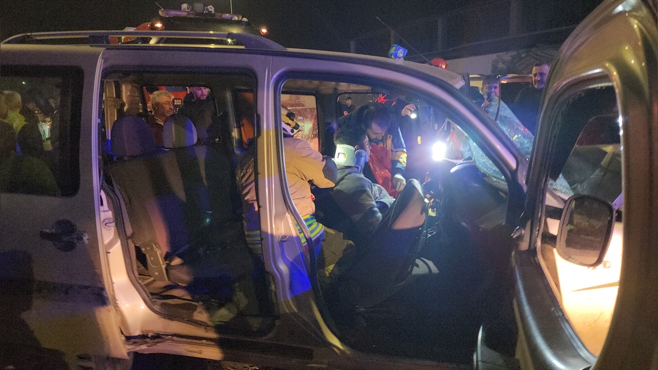 Düzce'de Üç Araçlı Trafik Kazası: Yedi Kişi Yaralandı