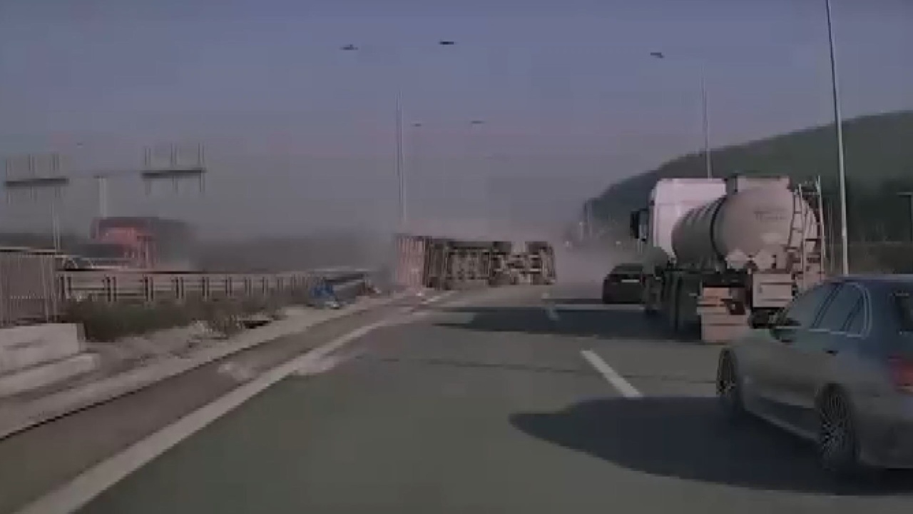 Pendik'te TIR Devrildi, O Anlar Kameralara Yansıdı