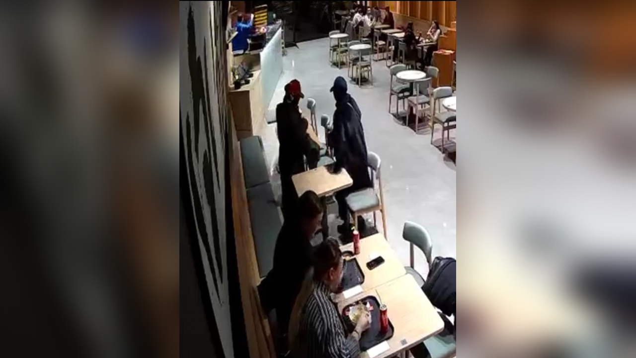Şişli'de Yemek Yerken Çantası Çalınan Moldovalı Kadın Kameralara Yansıdı