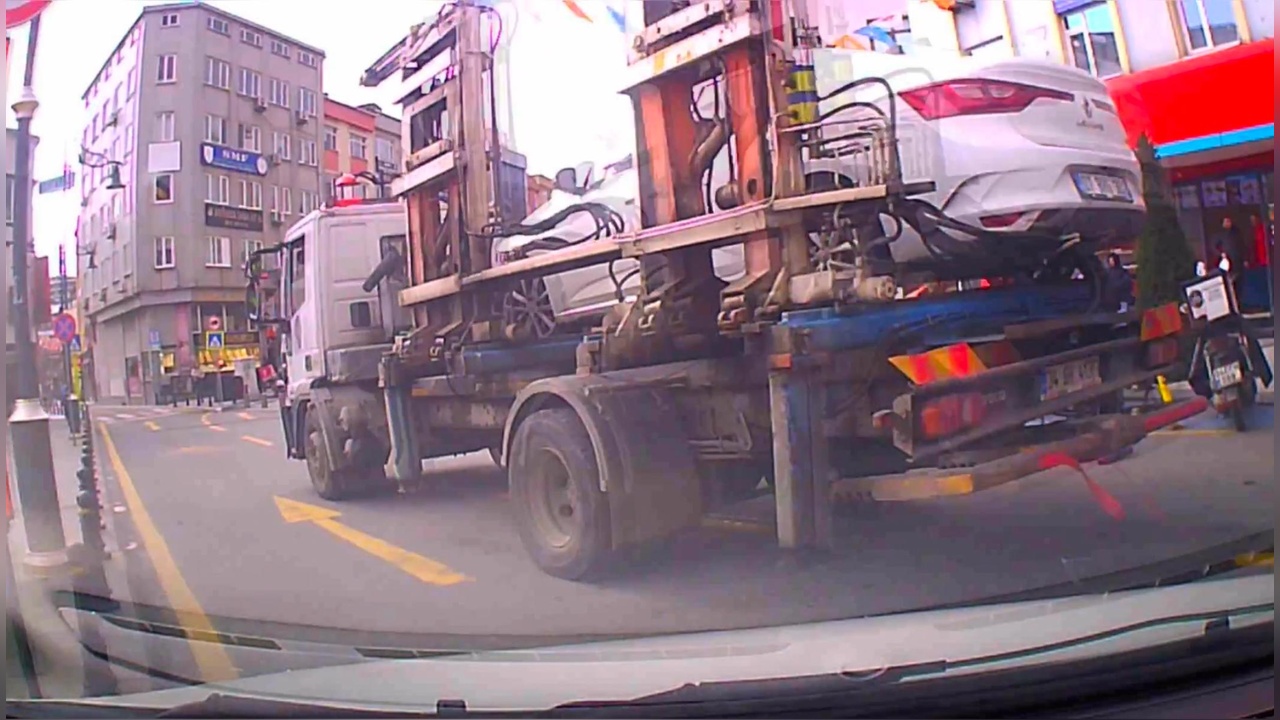 Kağıthane'de Sürücünün Çekici Peşinde Koşarak Aracını Kurtarma Mücadelesi