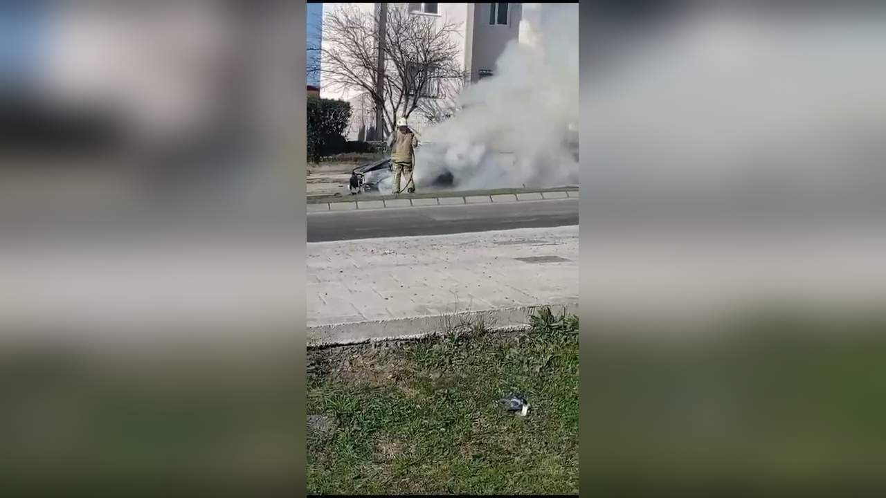Arnavutköy'de Seyir Halindeki Araçta Yangın Çıktı