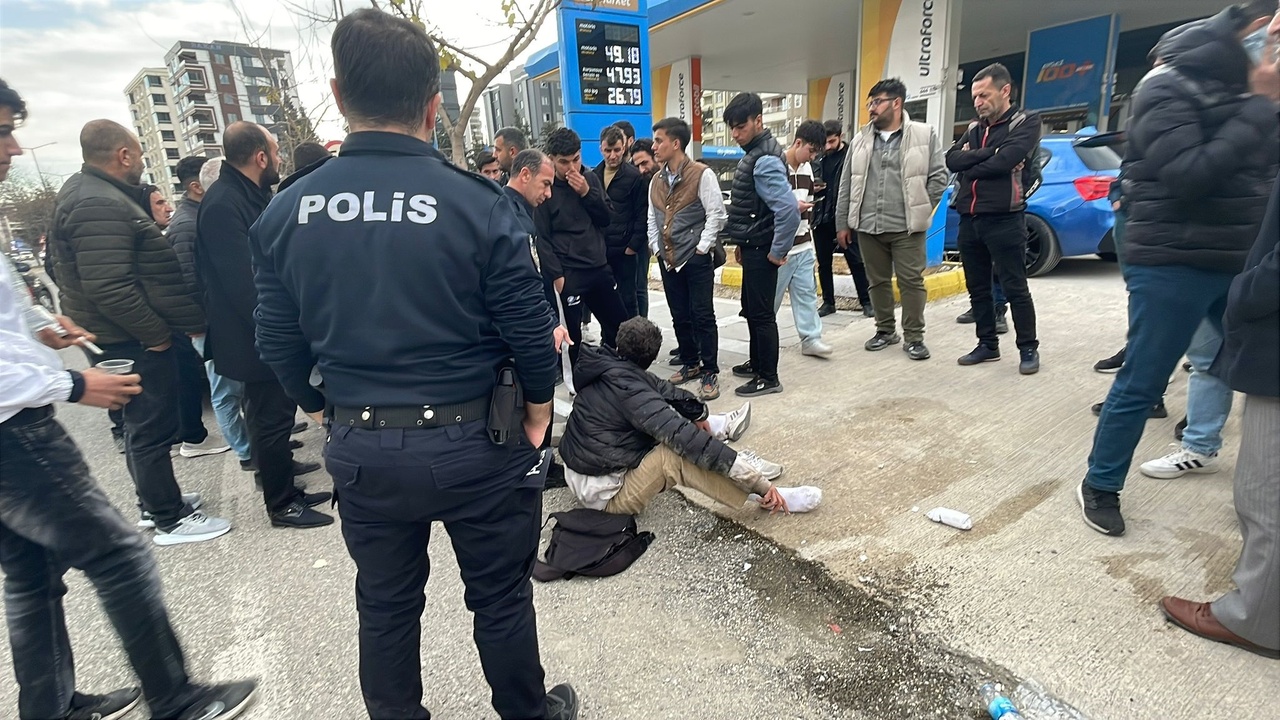 Bıçaklı Zorba Vatandaşlar Tarafından Yakalandı