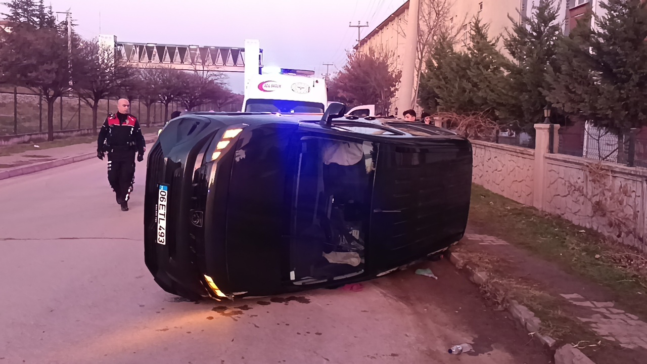 Minibüs, Polisin İhtarına Uymadı: Hafif Ticari Araç Devrildi