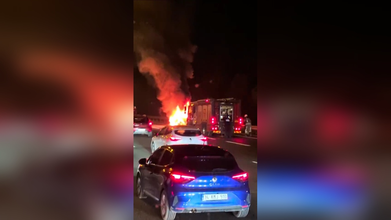 TEM Otoyolu'nda Yangın: Otomobil Alev Alev Yandı