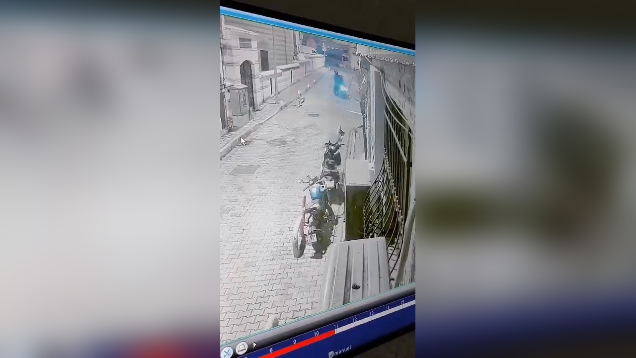 Fatih'te Motosiklet Farı Hırsızlığı Güvenlik Kamerasında
