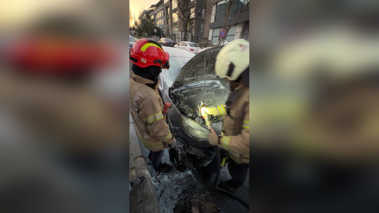Avcılar'da Hareket Halindeki Araçta Yangın Çıktı