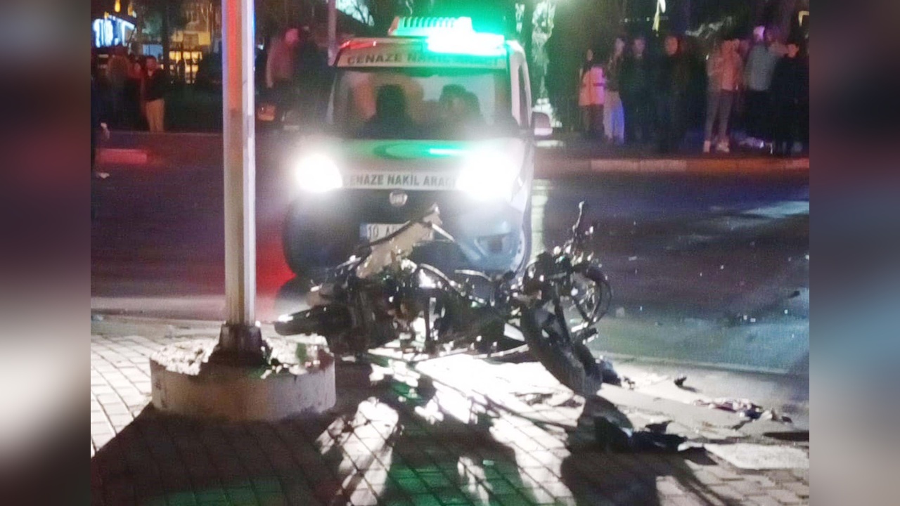 Motosiklet Kazasında Kurye Hayatını Kaybetti