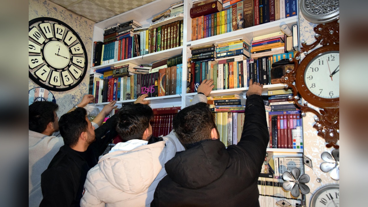 Atölye Kütüphaneye Dönüşüyor: Saat Ustası Yeni Bir Projeye İmza Attı