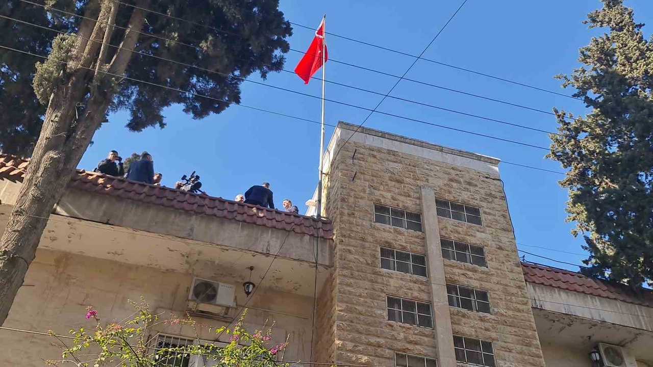 Türk Bayrağı Halep Başkonsolosluğu'nda Göndere Çekildi