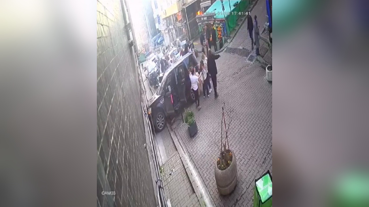 Beşiktaş'ta Yokuştan Kayarak Bodrum Katındaki Eve Çarpan Cip Kazası Kameralara Yansıdı