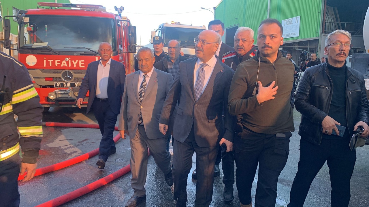 Adana'daki Geri Dönüşüm Tesisinde Yangın Çıktı