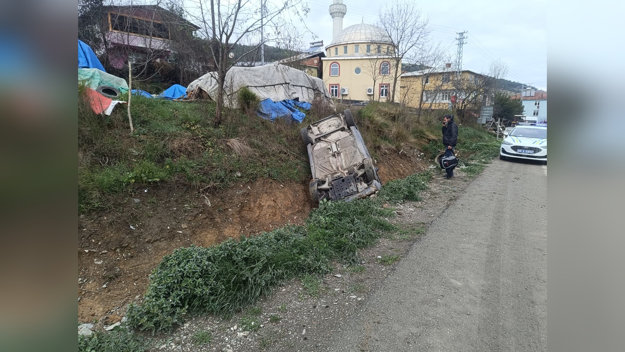 Otomobil Takla Attı, Sürücü Su Kanalına Düştü