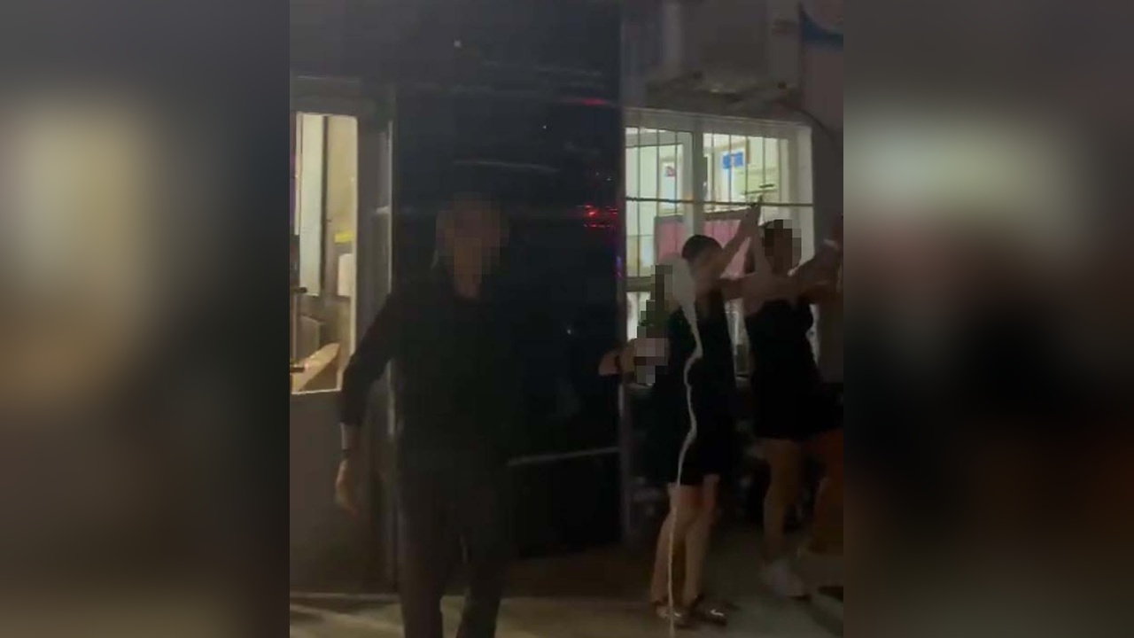Mezuniyet Törenindeki Şampanya Kutlaması Nedeniyle 10 Eğitimci Görevden Alındı