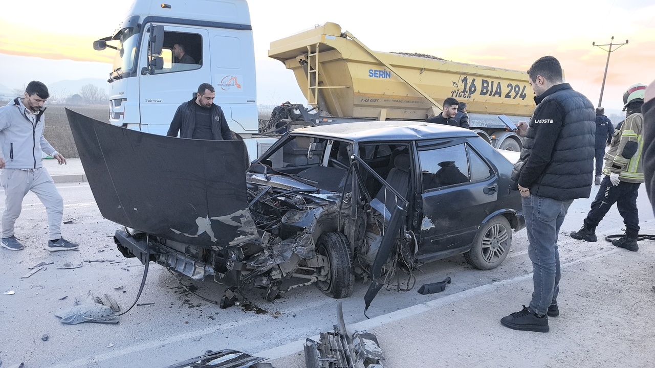 Ters Şeritteki Otomobil Kamyonla Çarpıştı: Bir Yaralı