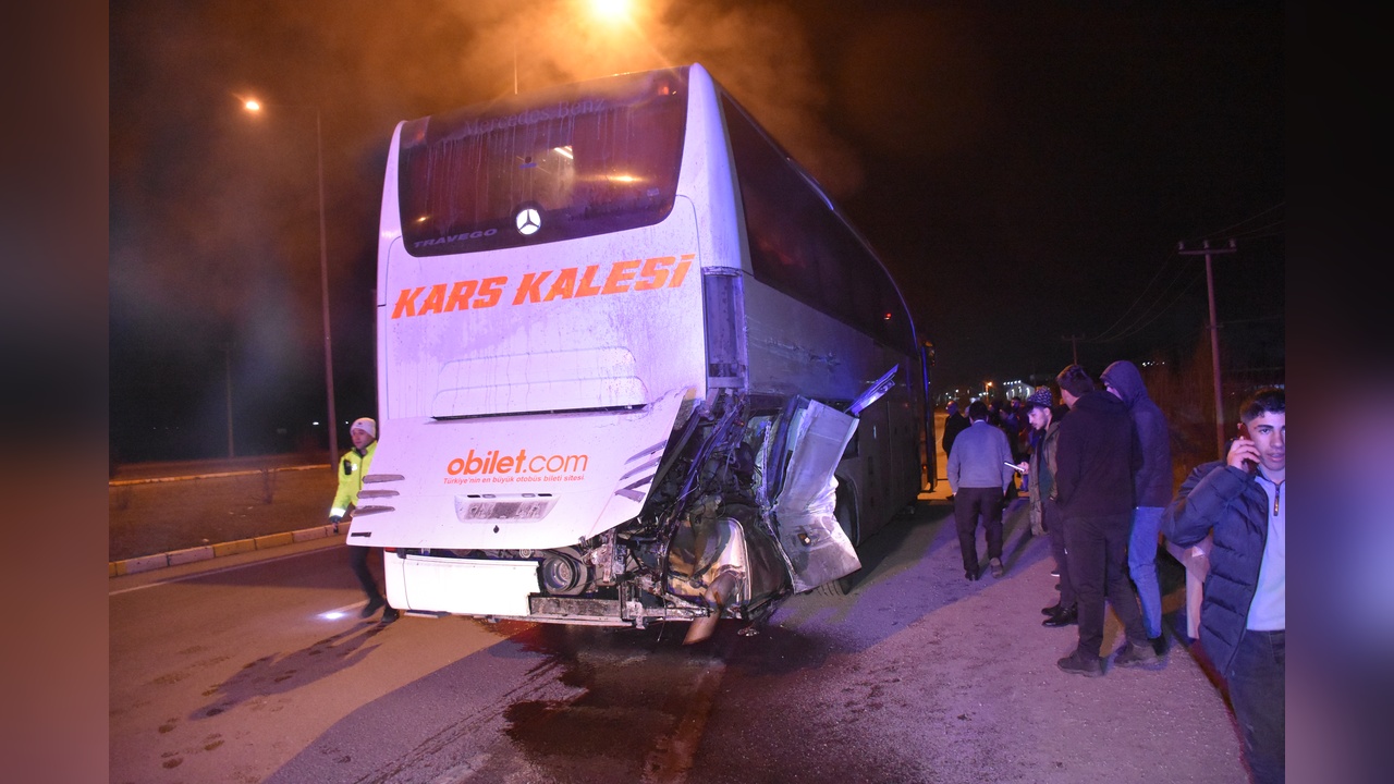 Sivas'ta Otobüs ile Çöp Kamyonu Çarpıştı, Dört Kişi Yaralandı