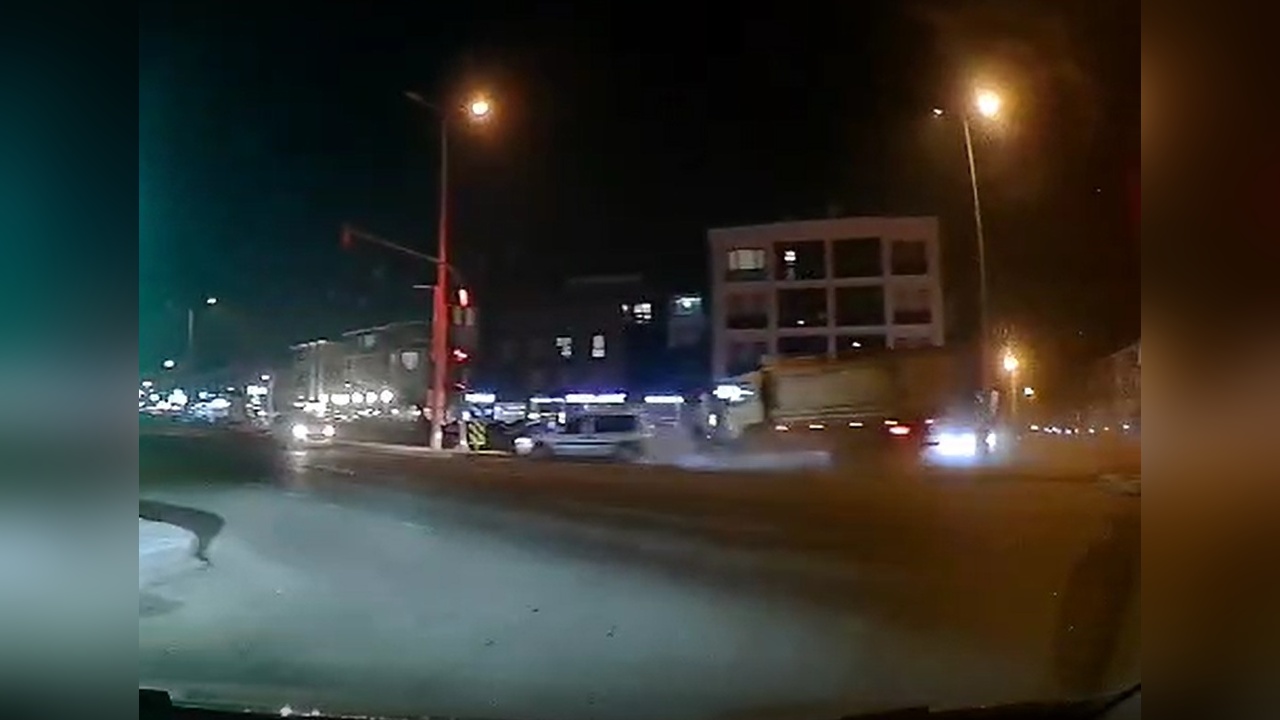 Kırmızı Işıkta Bekleyen Araca Alkollü Sürücü Çarptı, Üç Kişi Yaralandı