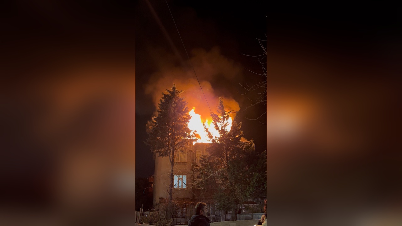 Çatı Katında Yangın Paniği: 3 Katlı Apartman Alevlere Teslim Oldu