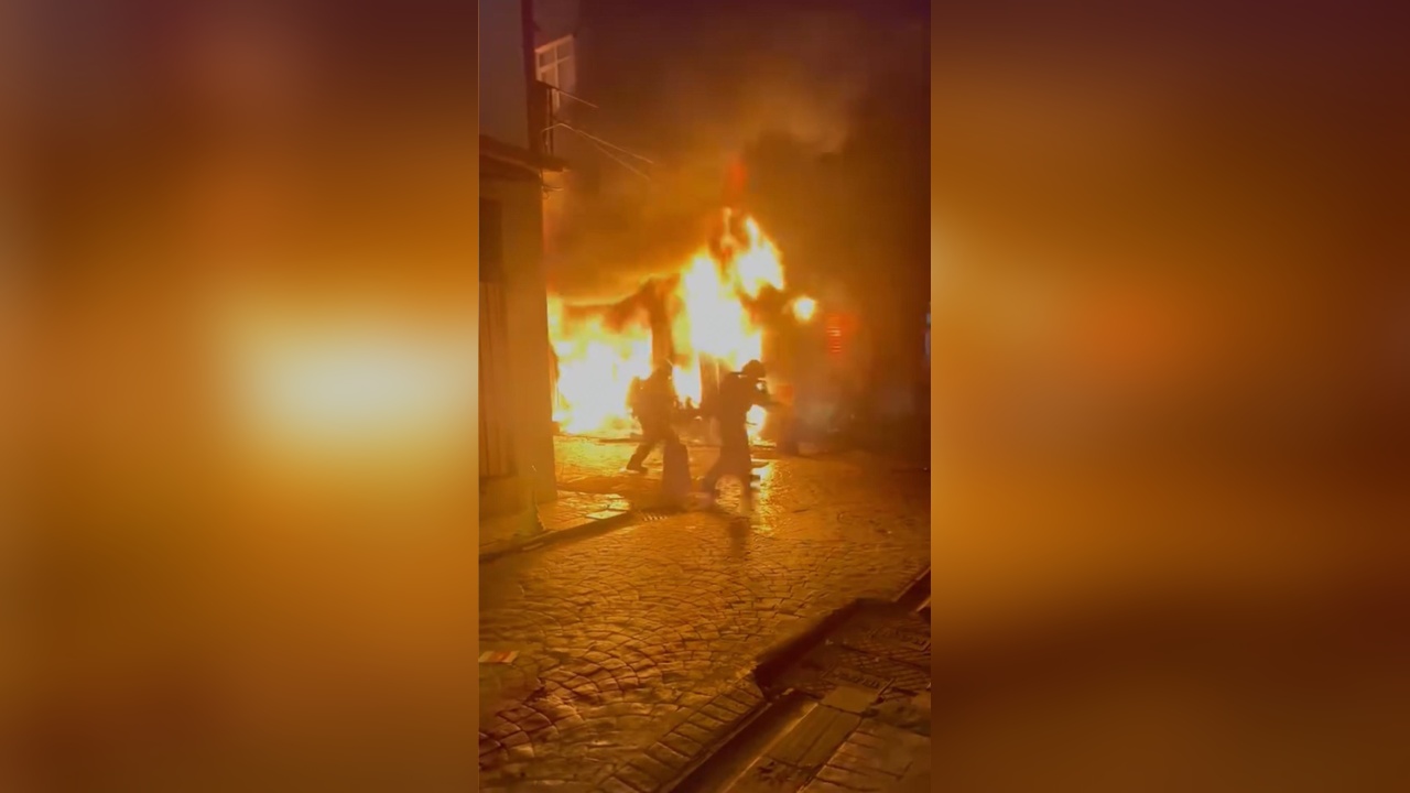 Beyoğlu'nda Yangın: Terzi Dükkanı ve Ev Kül Oldu