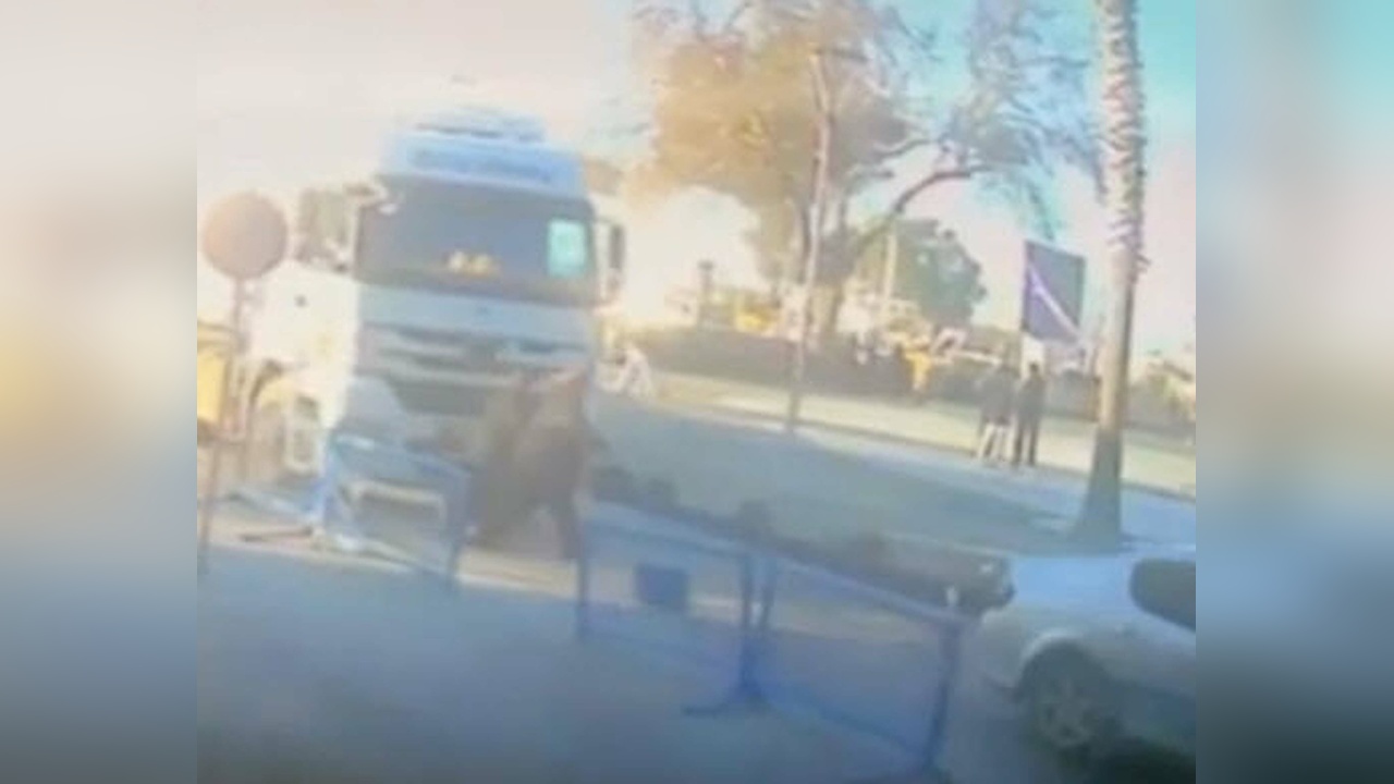 İzmir'de İki Yaya Hayatını Kaybetti: Kaza Anı Güvenlik Kamerasında