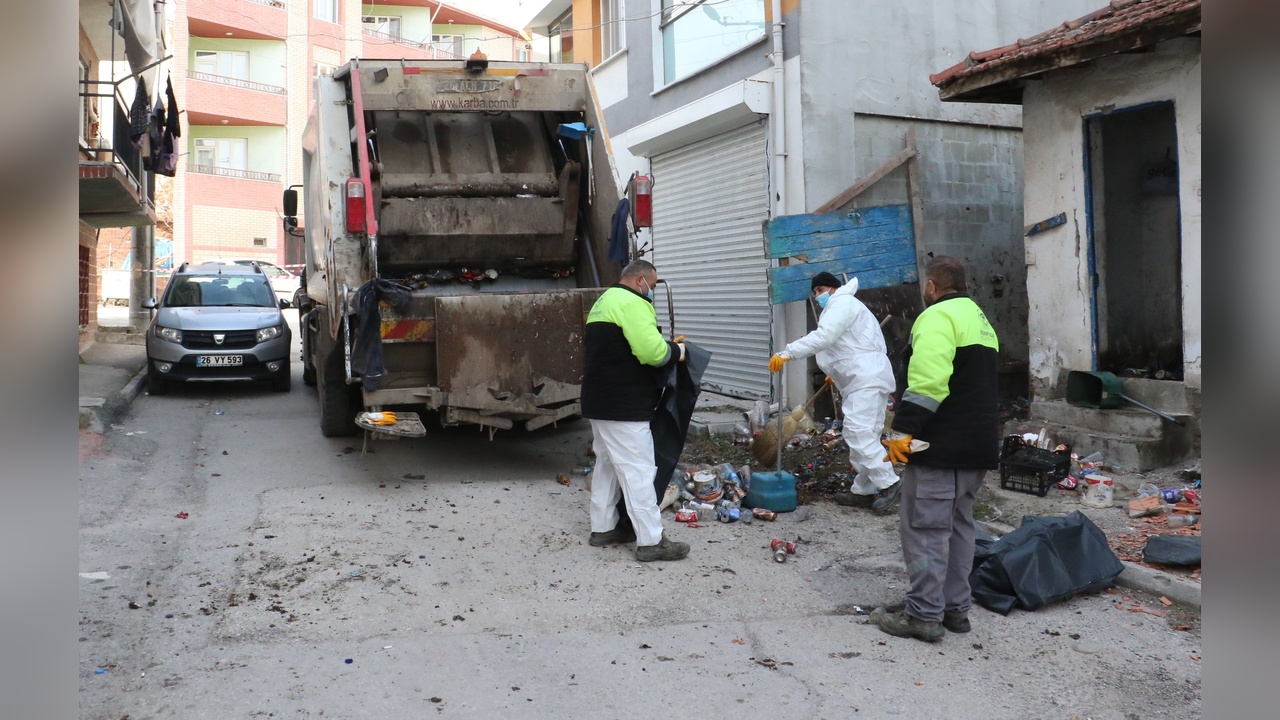 Eskişehir'de Bir Evde 6 Ton Çöp Bulundu