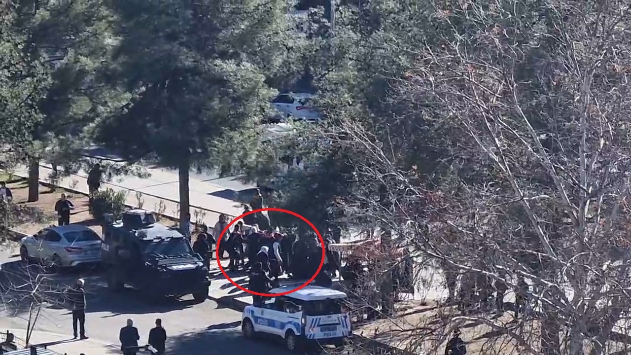 Adliyeden Çıkanlar Arasında Tekmeli ve Yumruklu Kavga Yaşandı