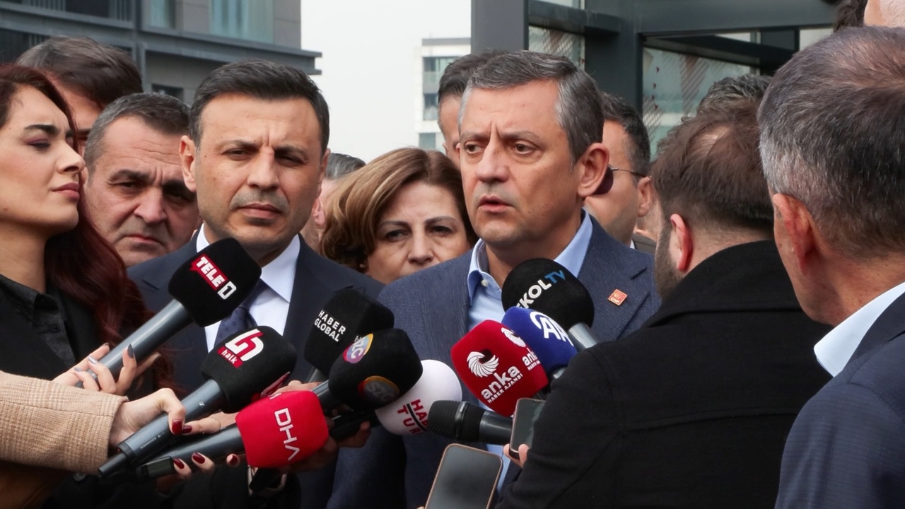 Özgür Özel'den Kararlılık Mesajı: 'Pes Etmeyeceğiz'