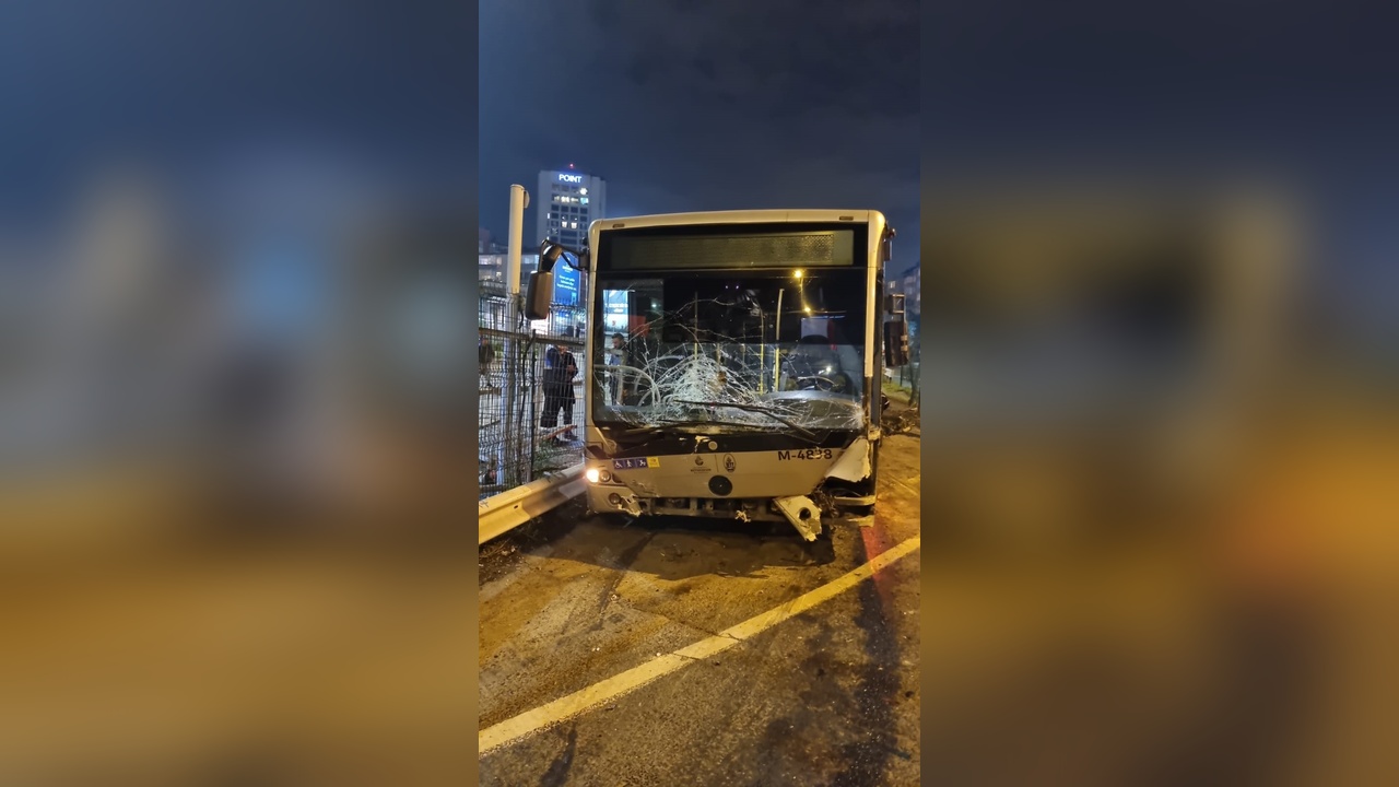 Zincirlikuyu'da Metrobüs Kazası: Olay Yerinden İlk Görüntüler