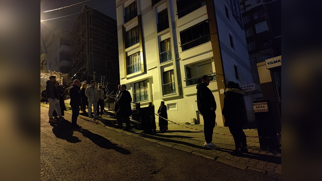 Kartal'da Toprak Kayması: Otomobil İnşaat Çukuruna Düştü