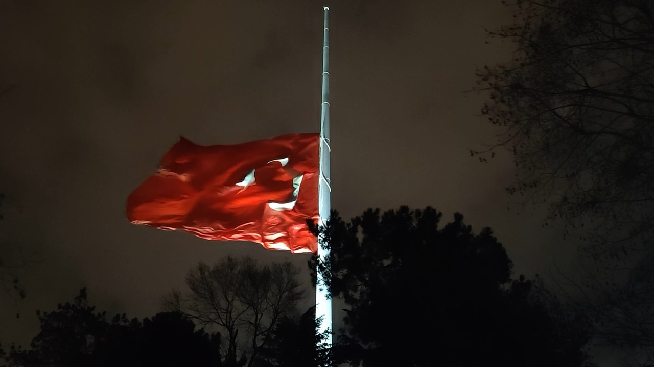 İstanbul'da Milli Yas Nedeniyle Bayraklar Yarıya İndirildi