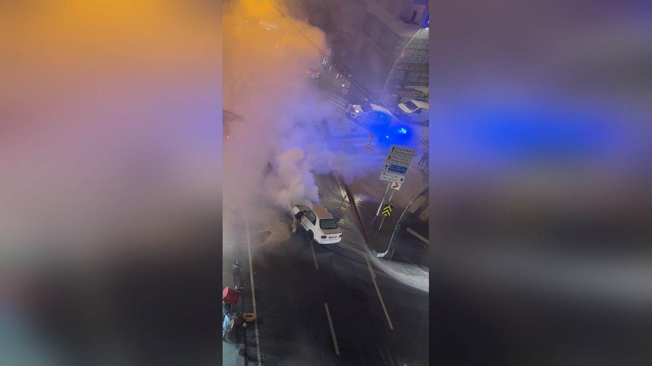 Arnavutköy'de Seyir Halindeki Araçta Yangın Çıktı