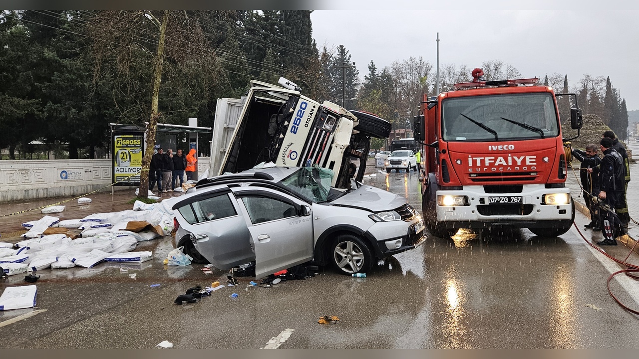 Kamyon Devrildi, Sürücü Koltuğunda Kaldı