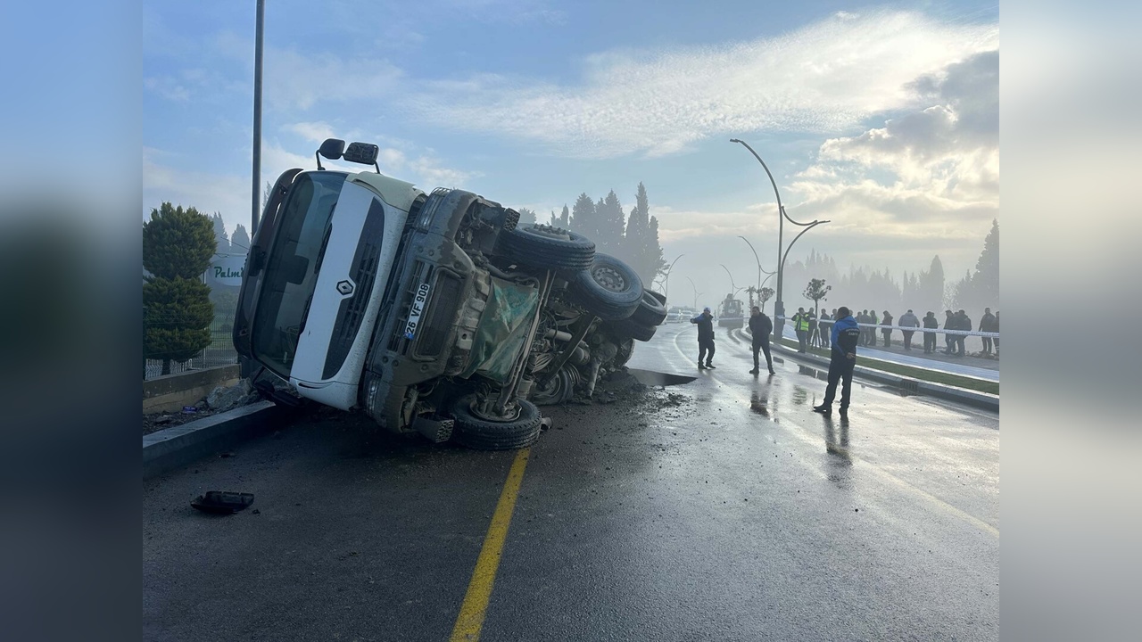 Balıkesir'de Yol Çökmesi Sonucu Hafriyat Kamyonu Devrildi