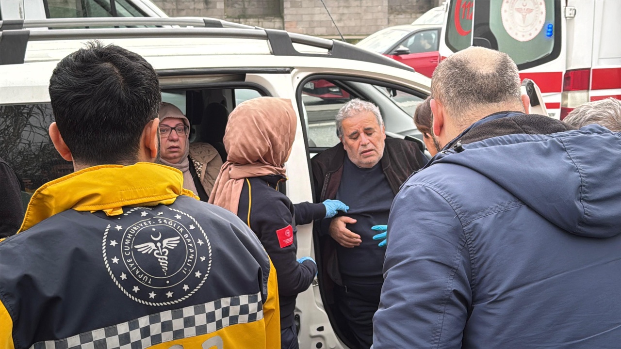 Kağıthane'de Aydınlatma Direğine Çarpan Otomobil Devrildi