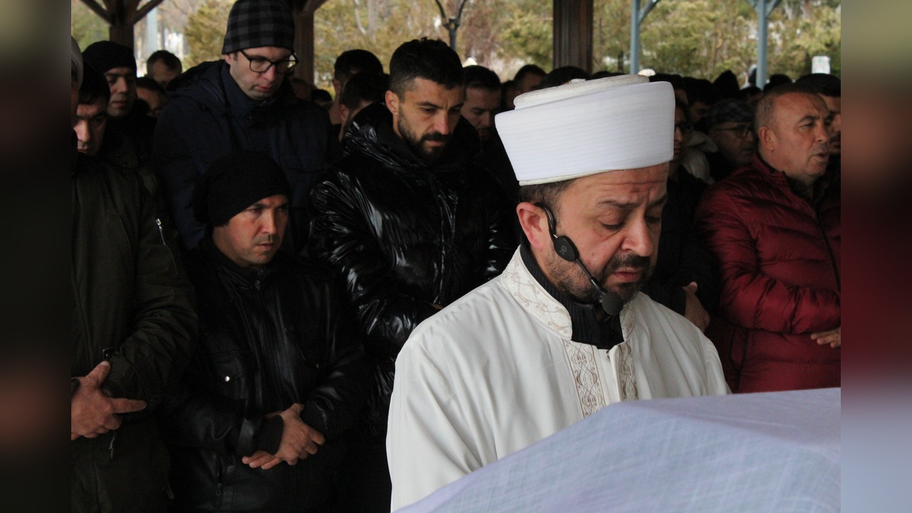Üç Yaşındaki Ecrin'in Cenazesi Toprağa Verildi
