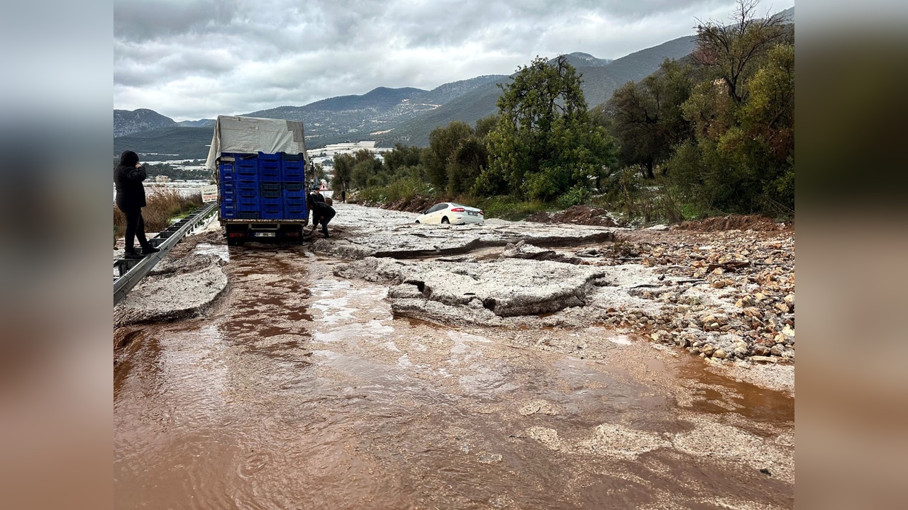 Şiddetli Yağmur ve Dolu Yol Ulaşımını Engelledi