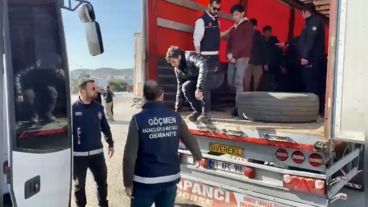 Osmaniye'de Dorse İçinde 39 Kaçak Göçmen Ele Geçirildi