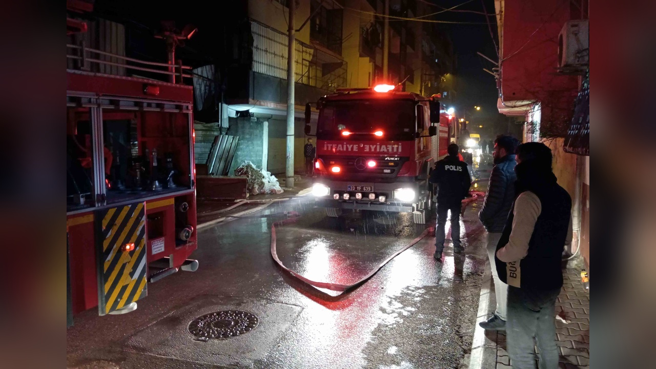 Mersin'deki Çuval Deposunda Yangın Kontrol Altına Alındı