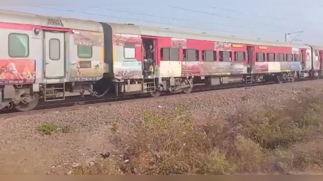 Hindistan'da Tren Kazasında Can Kaybı 12'ye Yükseldi