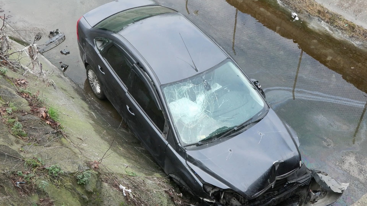 Gaziosmanpaşa'da Otomobil Su Kanalına Uçtu, İki Kişi Yaralandı