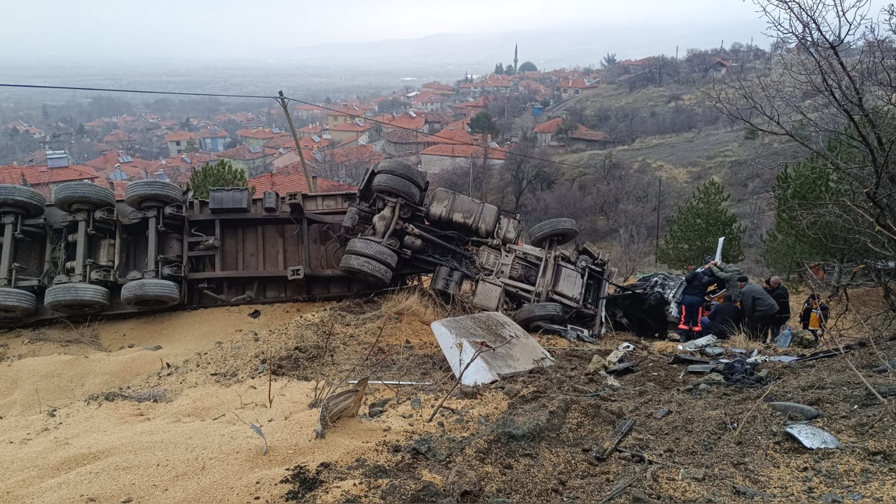 Şarampole Devrilen TIR'ın Şoförü Yaralandı