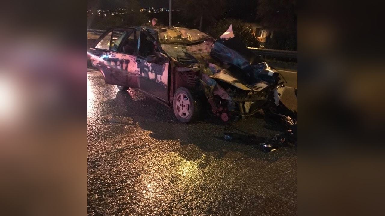 TIR'a Arkadan Çarpan Otomobilde 4 Yaralı