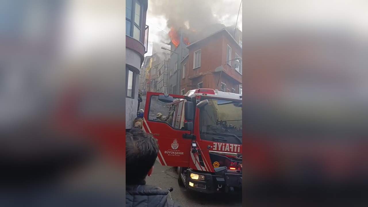 Beyoğlu'nda Yangın Paniği: İtfaiye Ekipleri Olay Yerinde