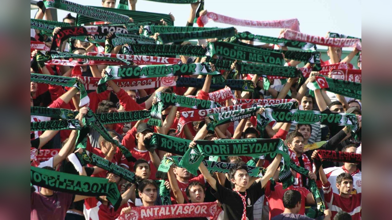 Kocaelispor Taraftarları, Antalyaspor'un Cezasına Destek Verdi